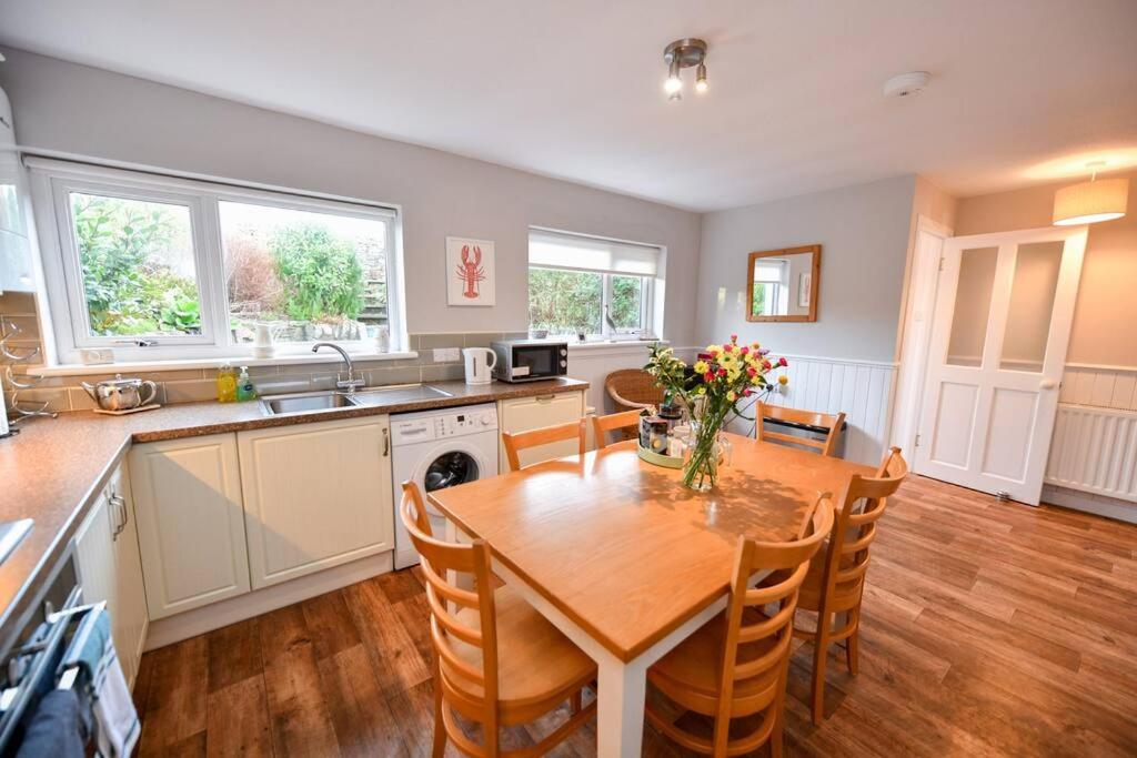 3 Bedroom Townhouse Right On The Harbour Isle of Whithorn Extérieur photo