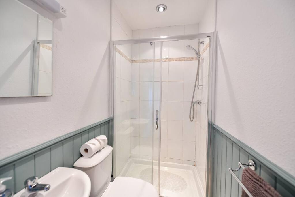 3 Bedroom Townhouse Right On The Harbour Isle of Whithorn Extérieur photo