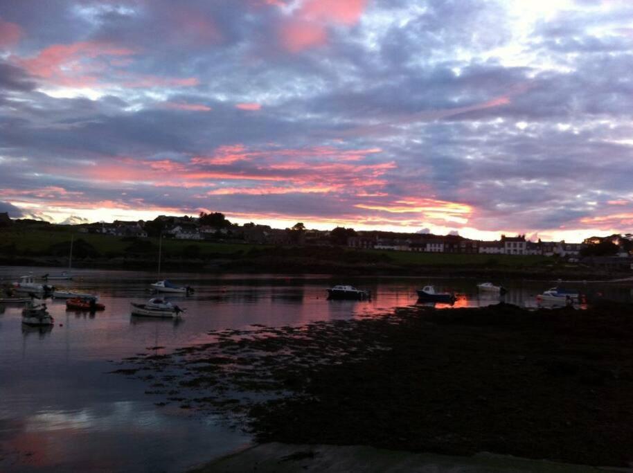3 Bedroom Townhouse Right On The Harbour Isle of Whithorn Extérieur photo
