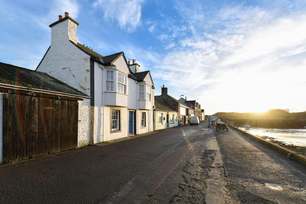 3 Bedroom Townhouse Right On The Harbour Isle of Whithorn Extérieur photo